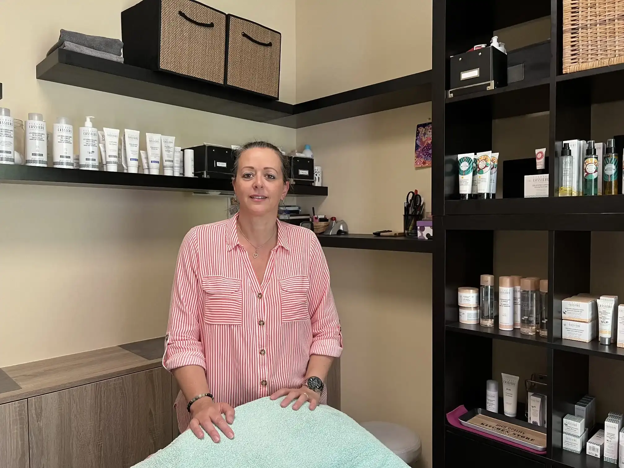 Romane dans son institut de beauté Roman' Esthetik à Bischheim